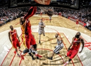 开云体育官方网站-跨界主宰，当灰熊利爪撕裂火箭，西亚卡姆在欧冠赛场亮出王者之剑