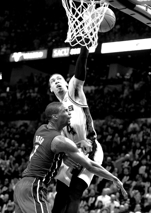 湖人鏖战马刺,丹尼·格林完成帽子戏法的简单介绍 湖人鏖战马刺,丹尼·格林完成帽子戏法的简单介绍