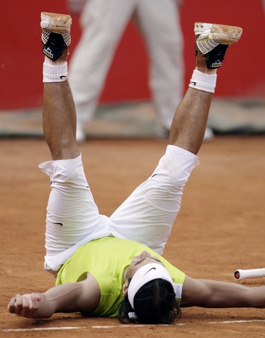 包含西班牙网球队轻取日本网球队，费德勒完成帽子戏法的词条