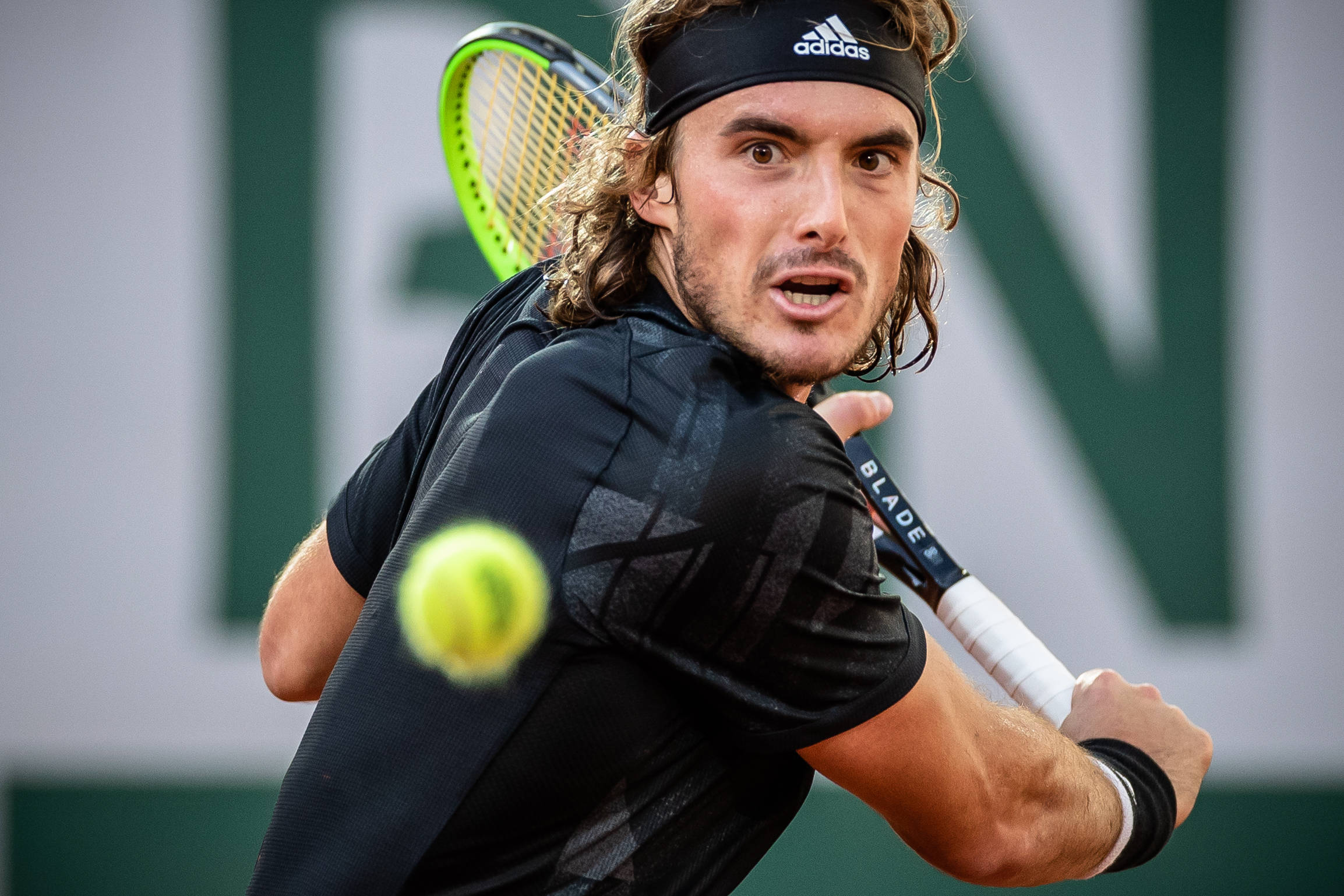 法国网球队力克西班牙网球队,西西帕斯制霸全场 法国网球队力克西班牙网球队,西西帕斯制霸全场