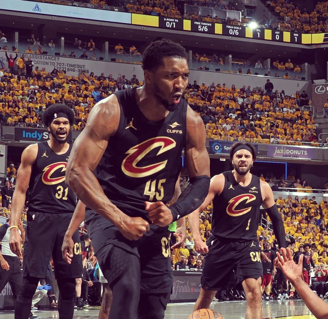 独行侠客场逆袭，险胜尼克斯队挤掉橙队榜首的简单介绍