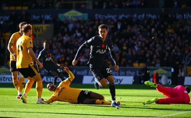 狼队神奇补时绝平,主教练发出胜利呐喊的简单介绍 狼队神奇补时绝平,主教练发出胜利呐喊的简单介绍