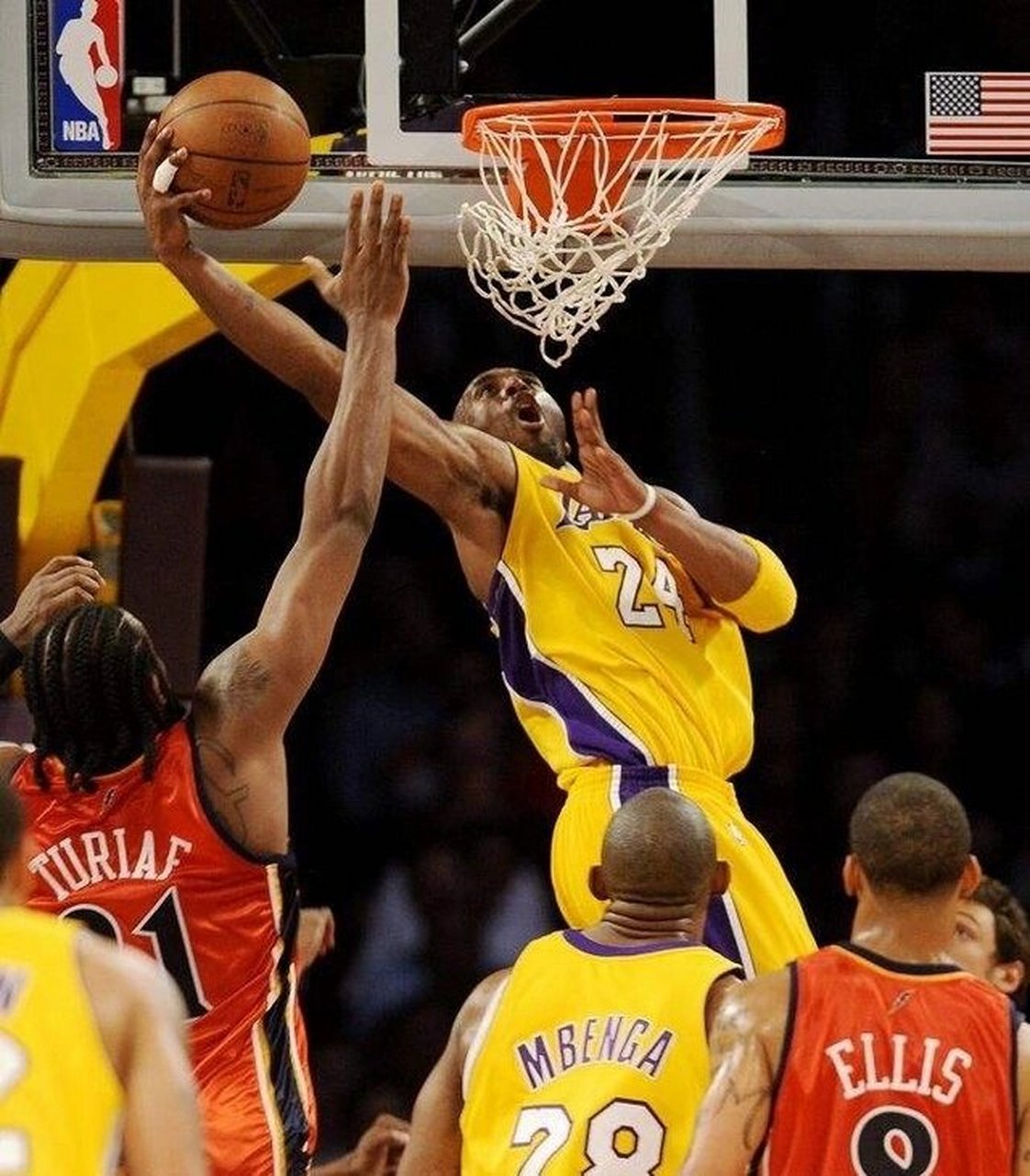 关于球场瞬间集锦:精彩扣篮赢得全场欢呼的信息 关于球场瞬间集锦:精彩扣篮赢得全场欢呼的信息