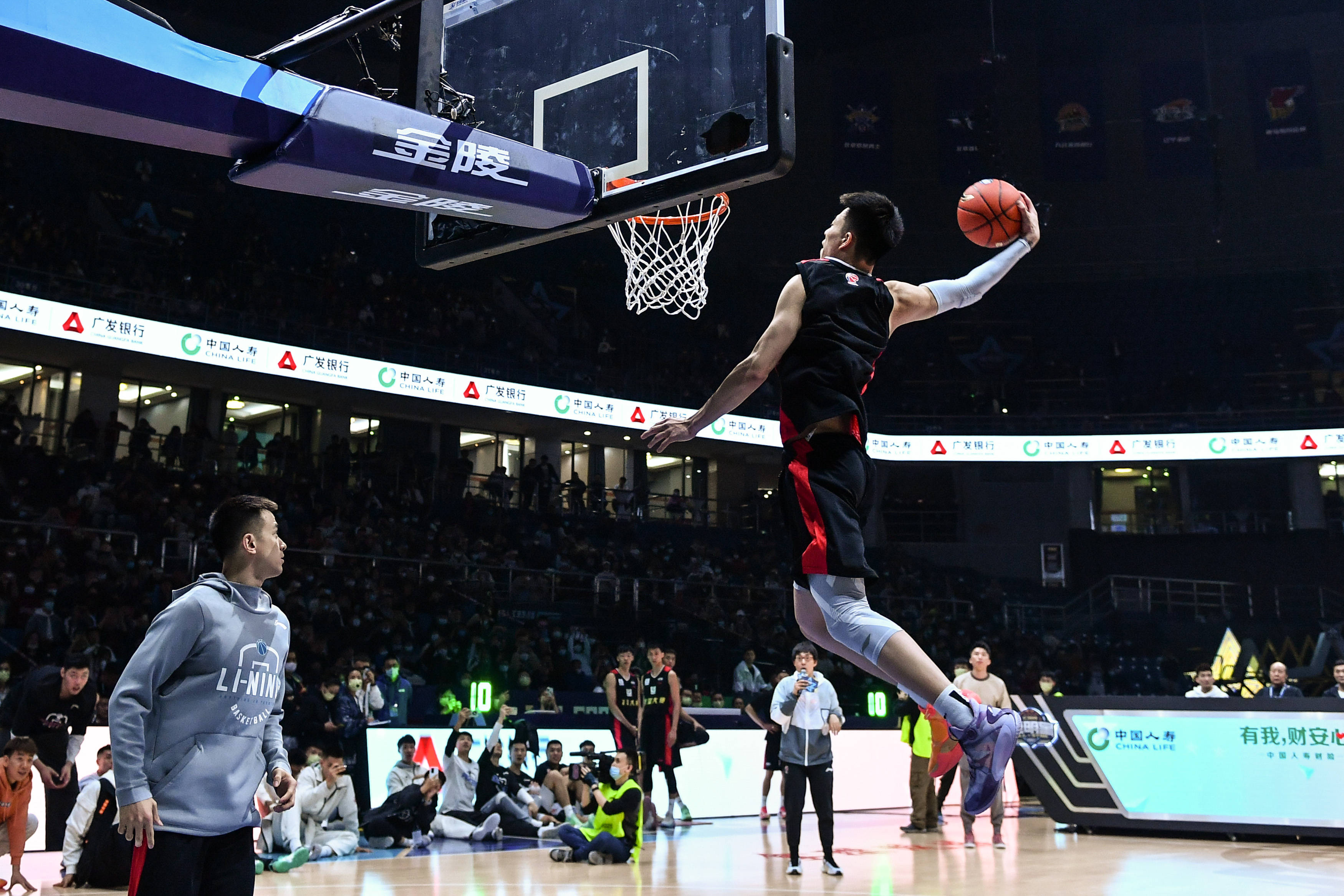 关于球场瞬间集锦:精彩扣篮赢得全场欢呼的信息 关于球场瞬间集锦:精彩扣篮赢得全场欢呼的信息