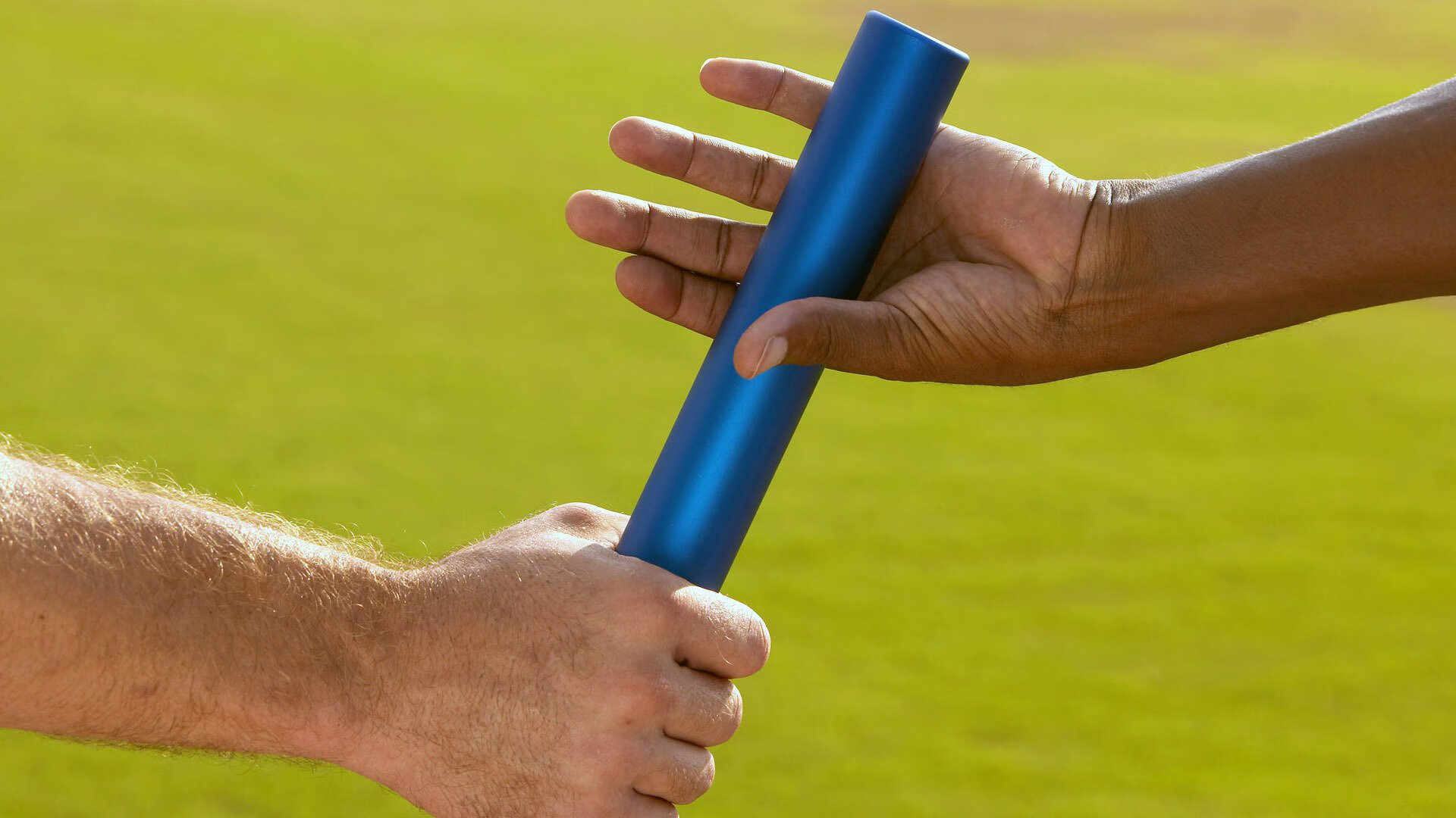 赛道上的心跳，F1街道赛之夜，福克斯关键回合不手软